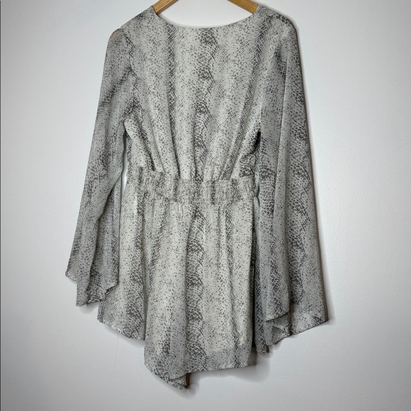 Altar’d State snakeskin long sleeve romper size small - Picture 6 of 11